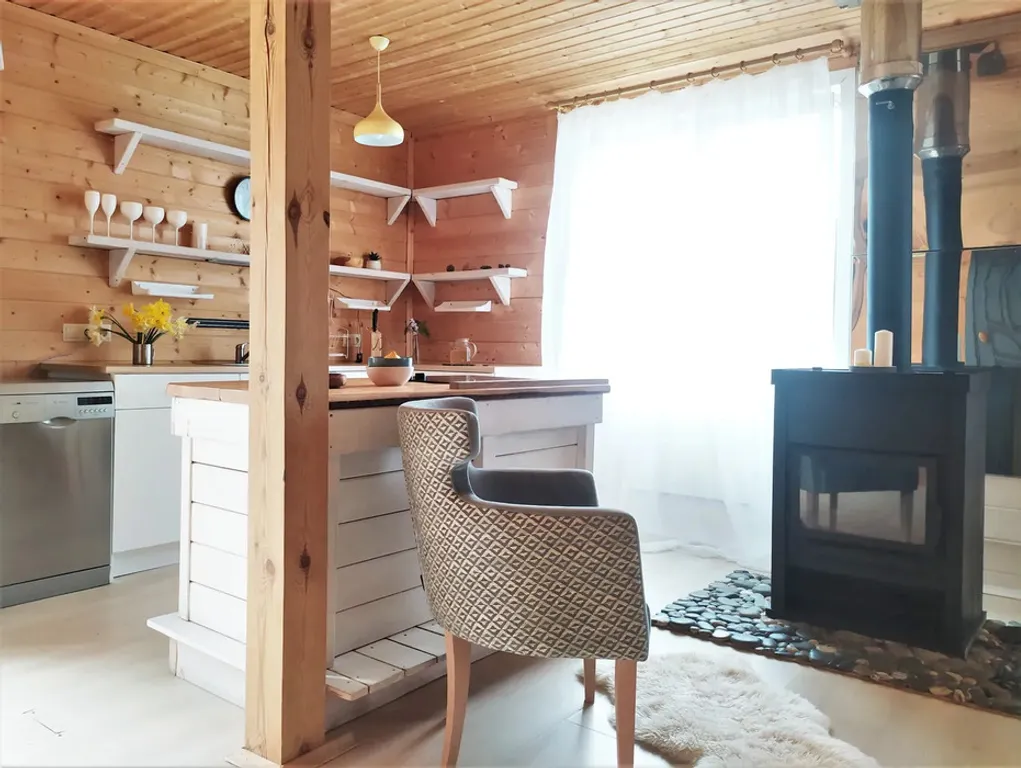 Дом с камином и с большим фруктовым садом