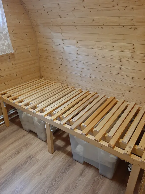 Арочный домик на краю леса с центральным входом