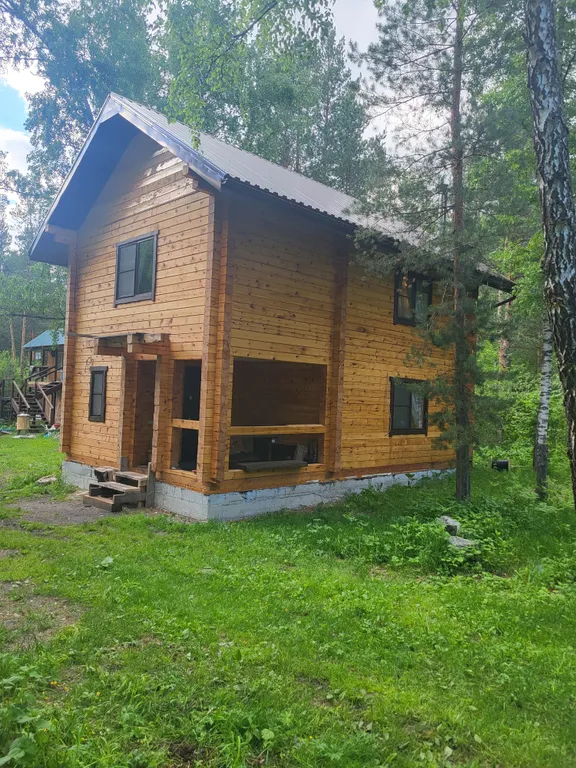 Новый кедровый дом в горах на берегу реки в тихом красивом месте