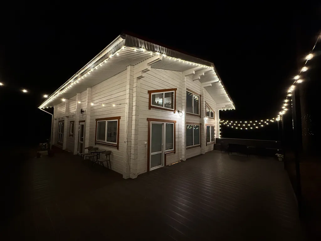 Белый дом и сосны