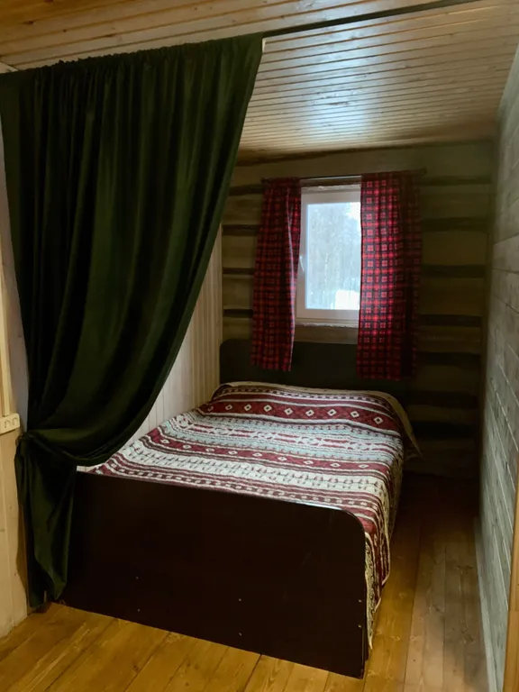 Домик стилизованный под Охотник на природной локации