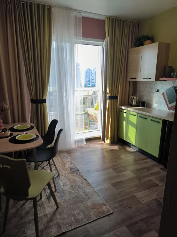 Квартира зелёного цвета.