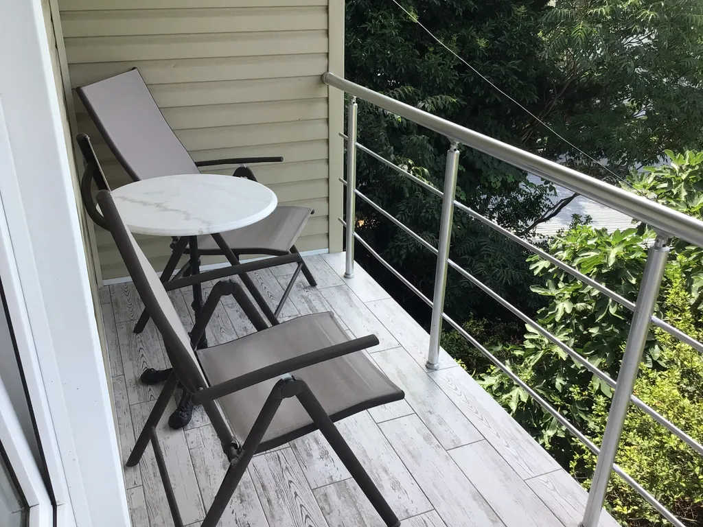 Квартира с балконом и видом на море