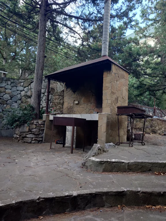 Уютная комната с санузлом и отличным зелёным двором для тихого отдыха