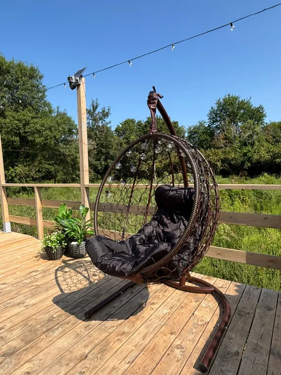 Уютная сфера на побережье