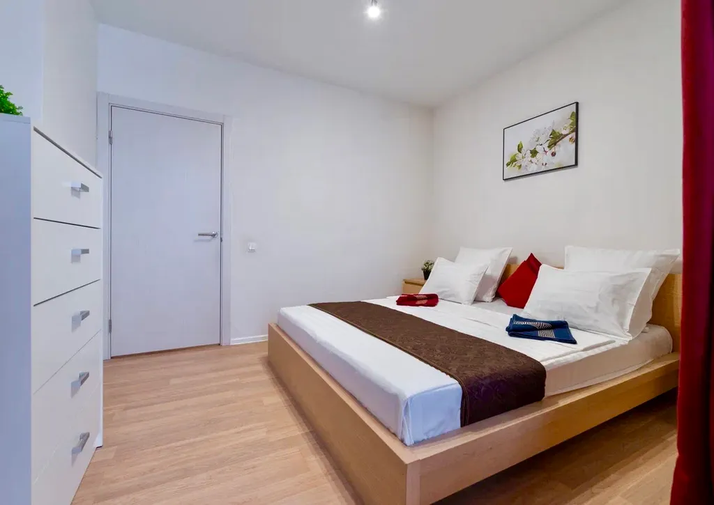 Шикарная 2-комнатная квартира с раздельными комнатами и балконом