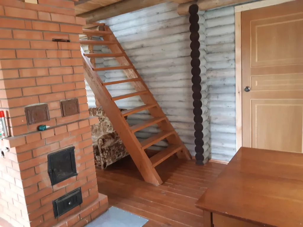 Деревянный двухэтажный дом на краю тихой деревни