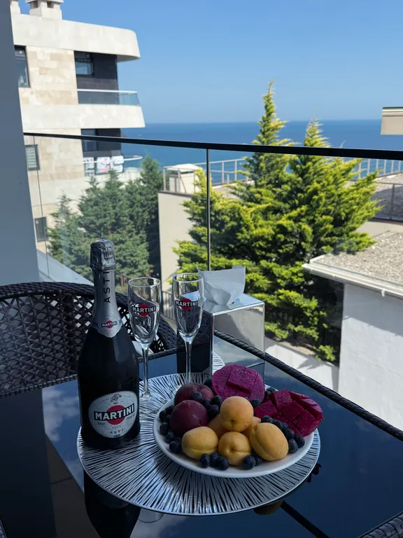 Стильные апартаменты с видом на море и скалы Адалары