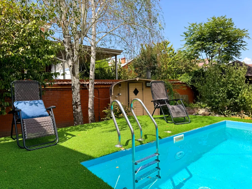 Дом с бассейном у парка Галицкого