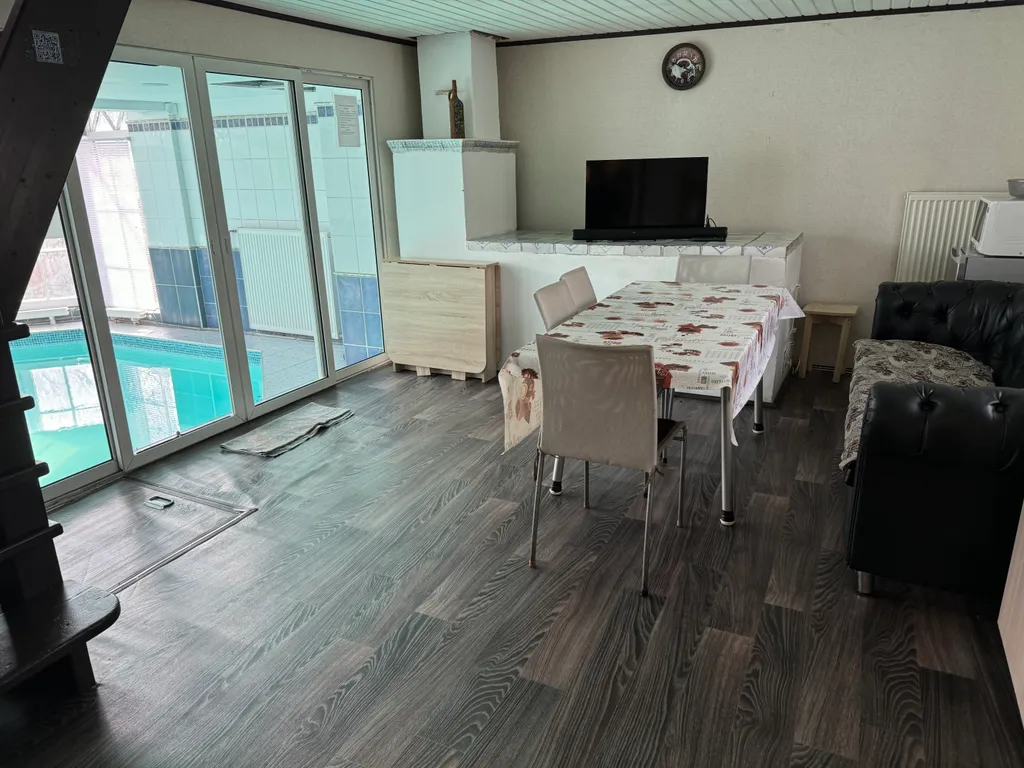 Дом в центре города с бассейном и баней