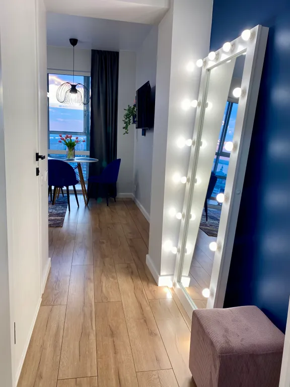 Синяя студия с панорамным окном и видом на закат