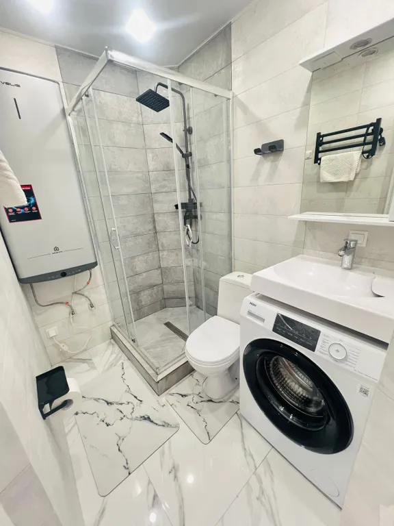 Двухуровневая трёхкомнатная квартира с балконом и бассейном