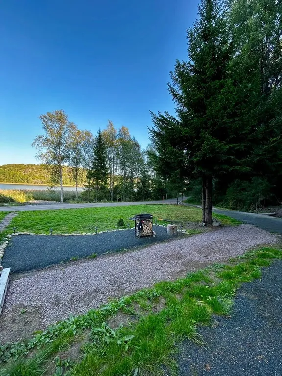 Тихий домик у леса и озера