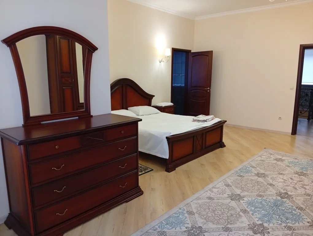 Уютный двухэтажный дом в самом центре города-курорта