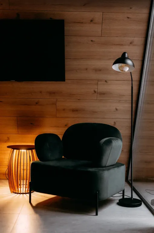 Хвойный - треугольный дом в сосновом лесу