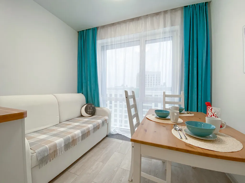 Светлая квартира с панорамными окнами и большой ванной для двоих