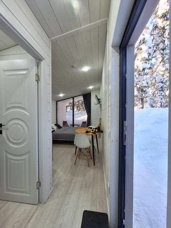 Уютный домик для двоих с террасой в лесу