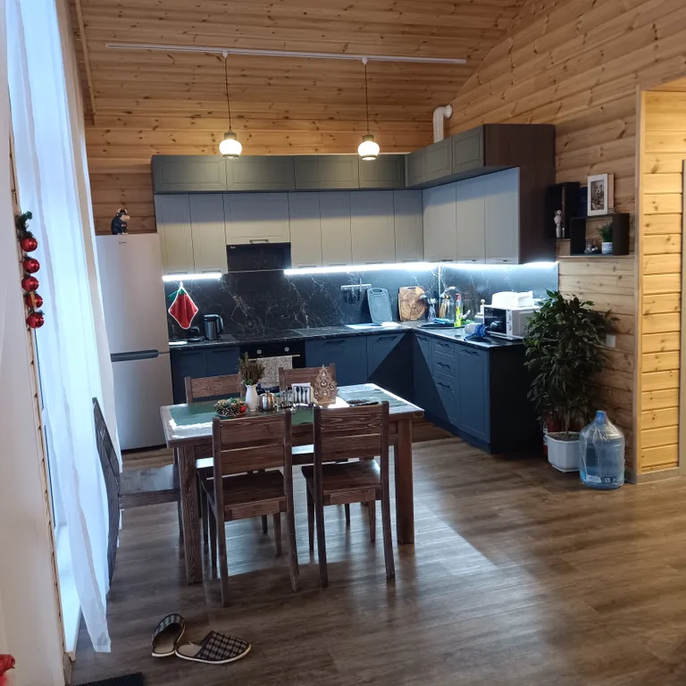 Дом на песчаном берегу озера