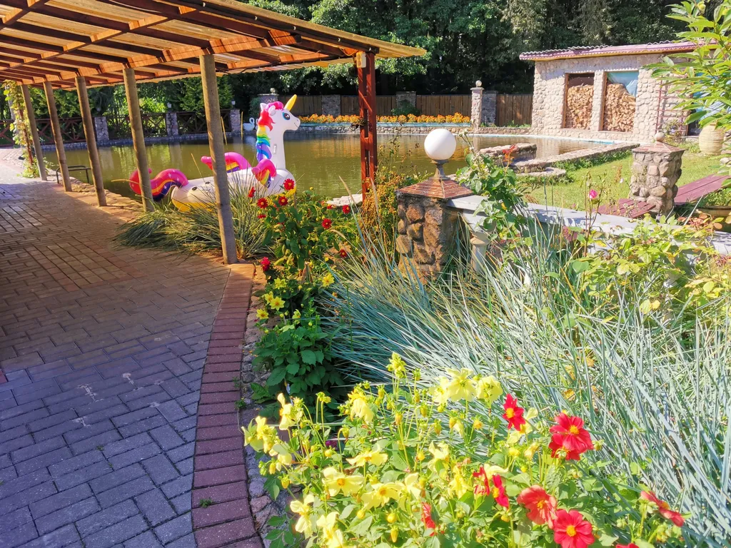 Уютный домик с баней, камином и террасой возле пруда