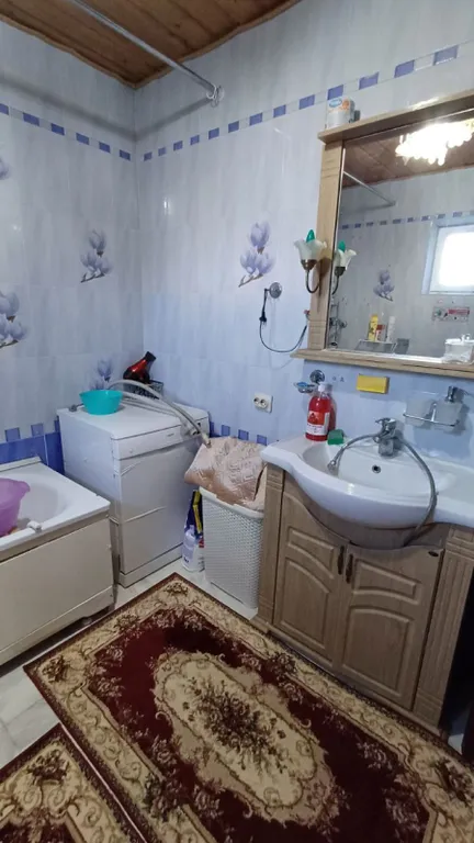 Деревянный дом в горах с видом на море