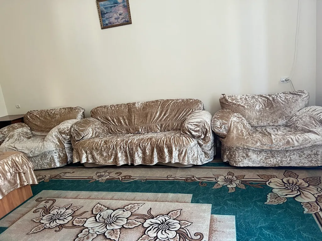 Уютная комната с видом на палисадник