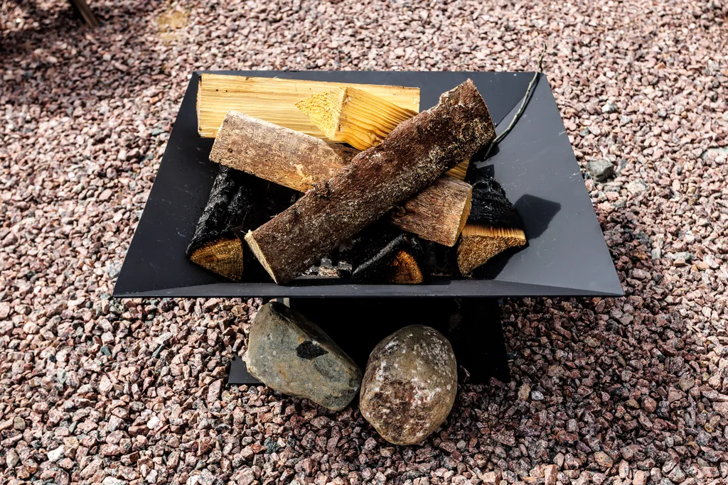 Загородный дом у леса и конюшни