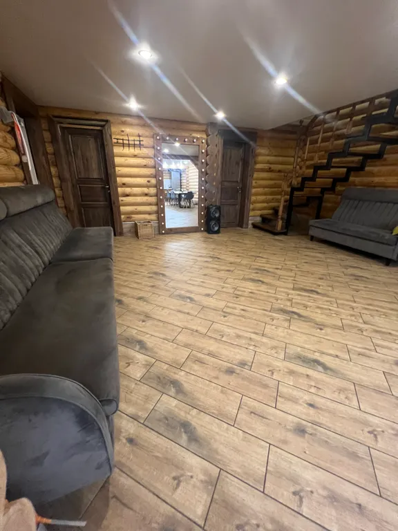 Деревянный дом с бассейном