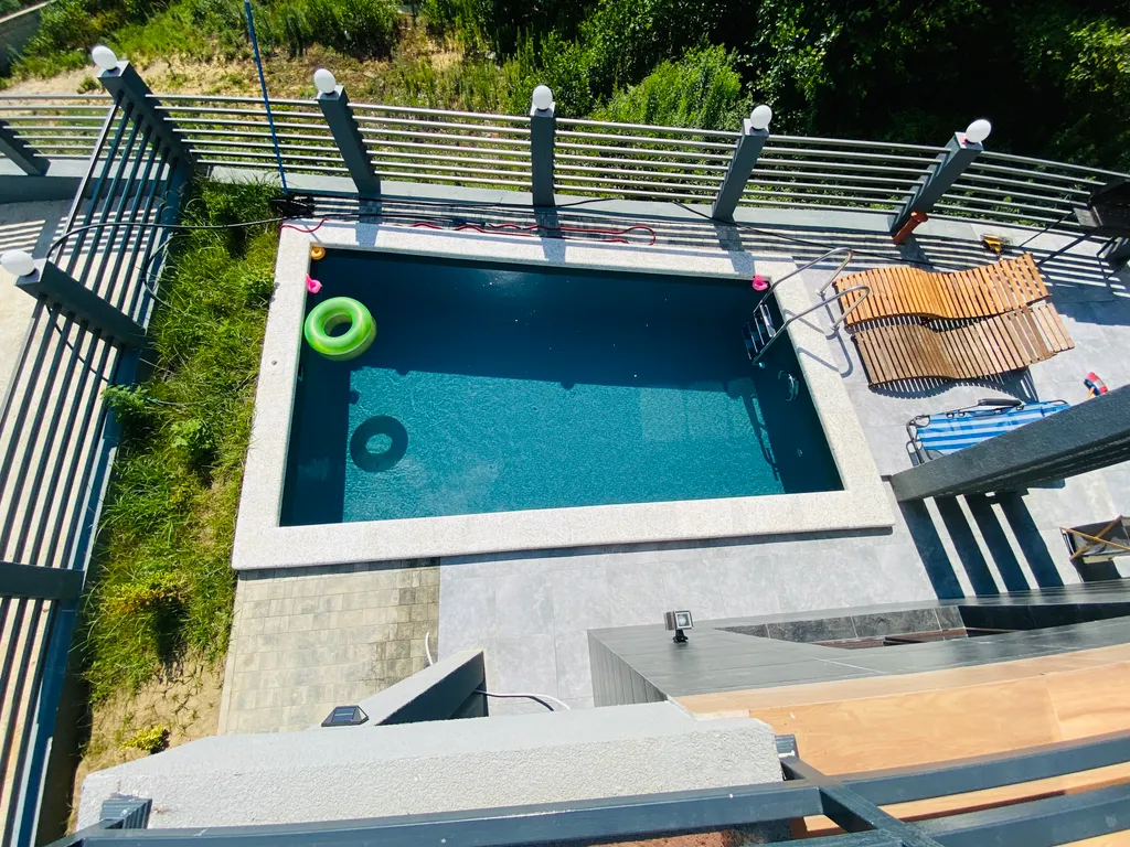 Трехэтажный коттедж с баней и бассейном