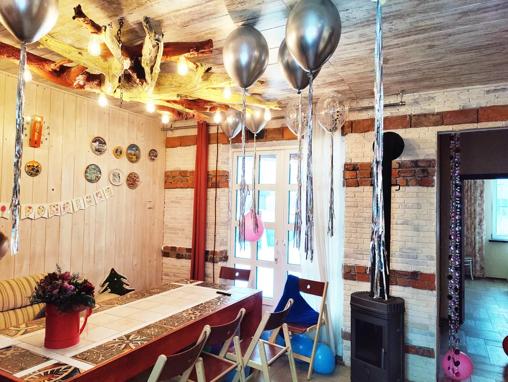 Современный дом с уличной подогреваемой купелью и сауной