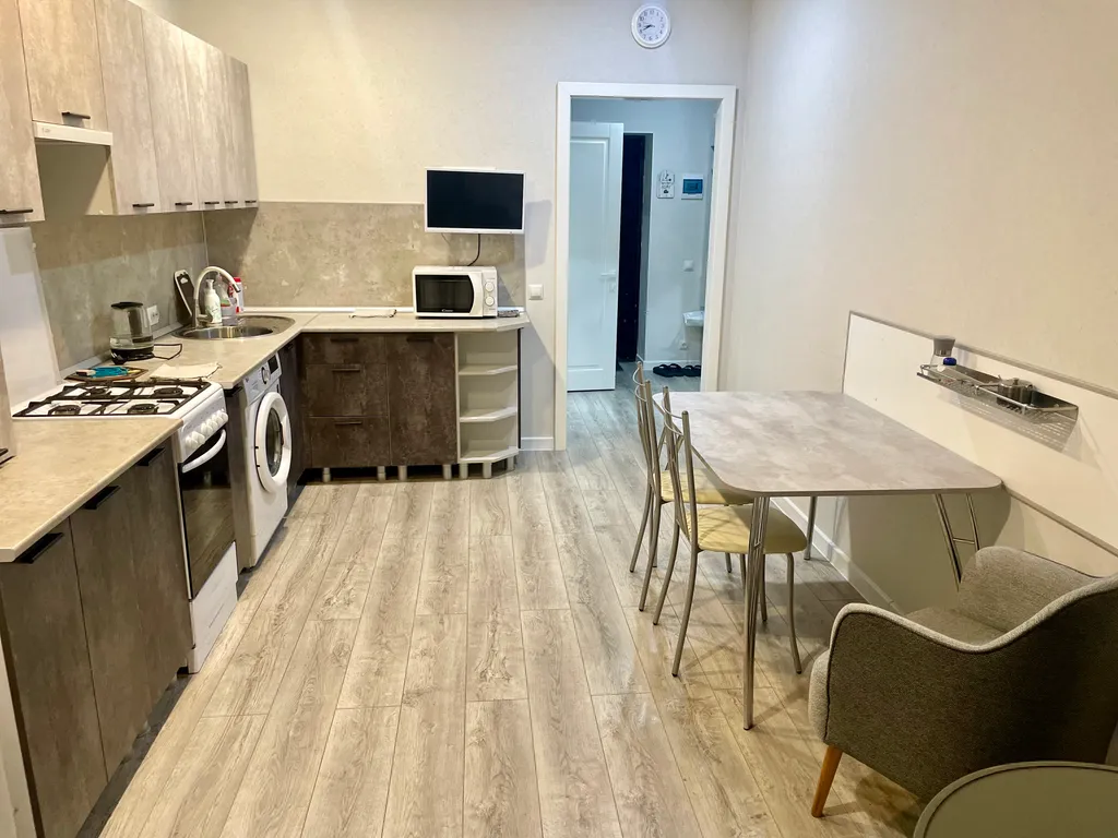 Просторная квартира с видовым балконом близ Питьевой Галереи Санатории