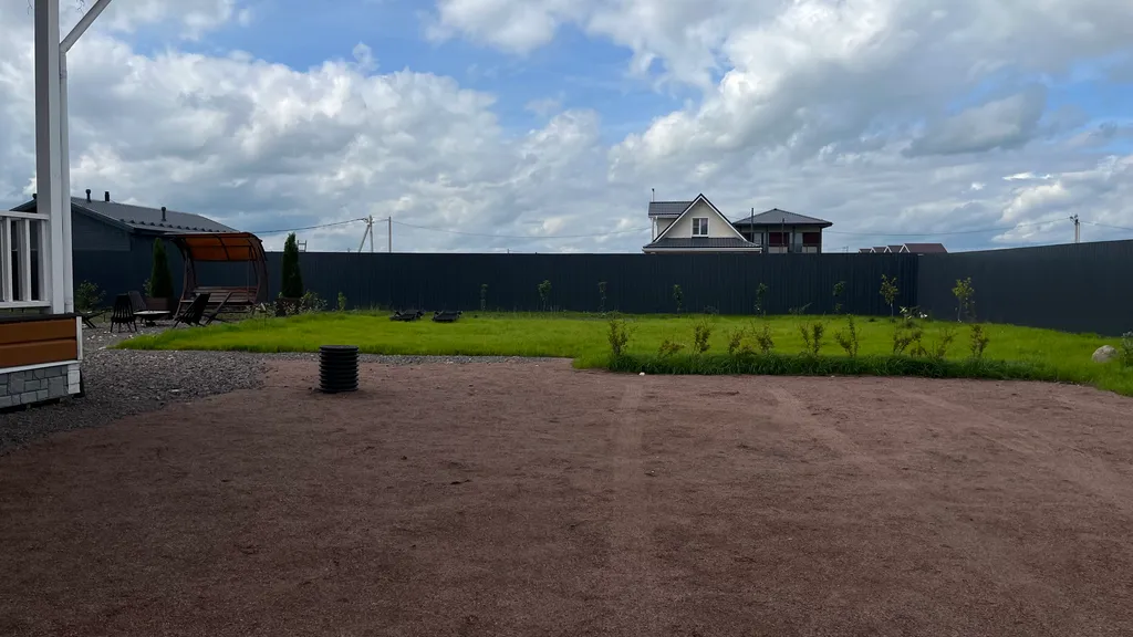 Дом с бассейном и сауной у пруда