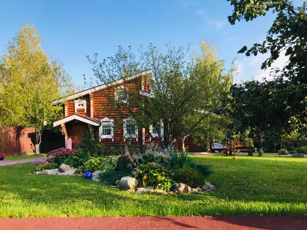 Дом из бревна Терем с сауной в черте города