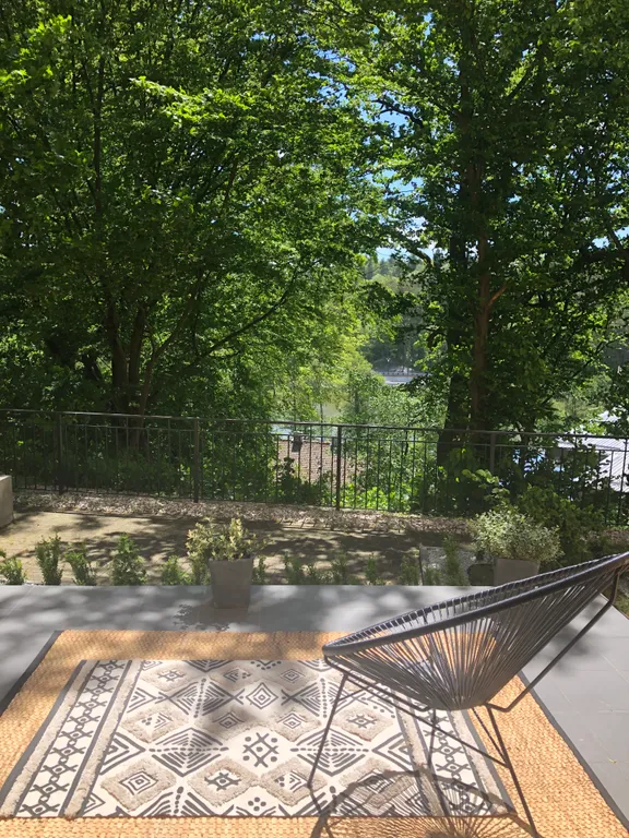 Стильная квартира с видом на озеро