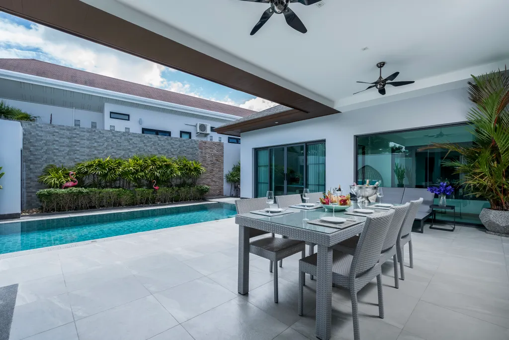 Новая вилла с бассейном, террасой и барбекю зоной, рядом с Боат авеню