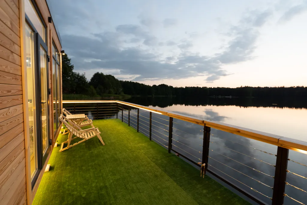 Дом на воде на озера Таир