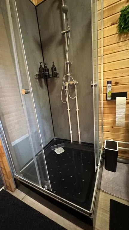 Дом с баней и ванна в лесу