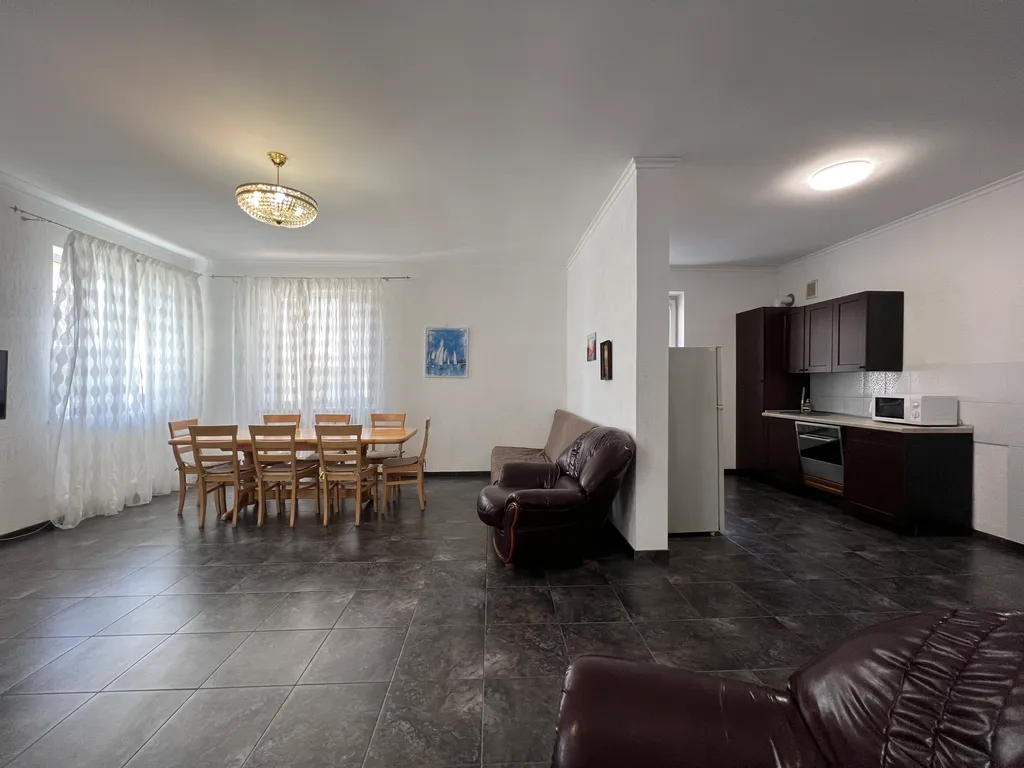 Дом с бассейном и баней