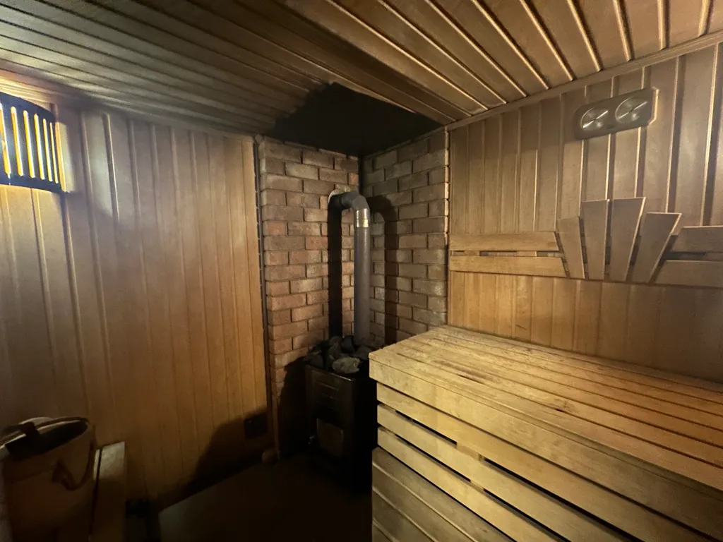 Уютный домик рядом с садом, хвойными деревьями, рядом с тц