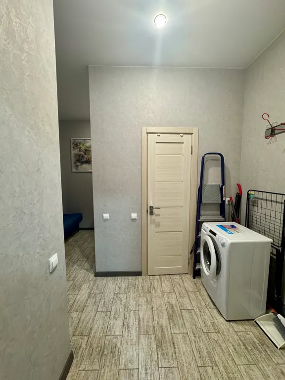 Студия с выделенной спальней и балконом в центре