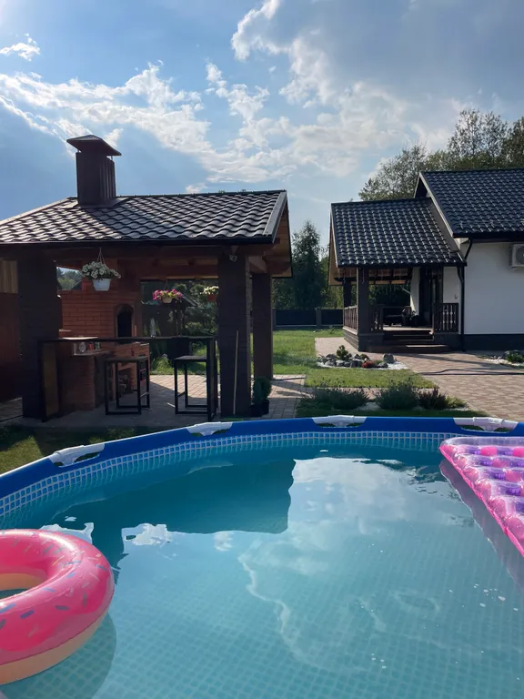 Коттедж для отдыха вблизи леса, с отдельной территорией и баней