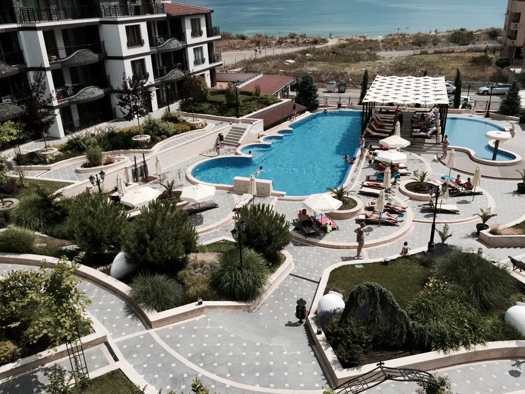 Трёхкомнатная квартира у пляжа, вид на море из всех комнат, два бассейна