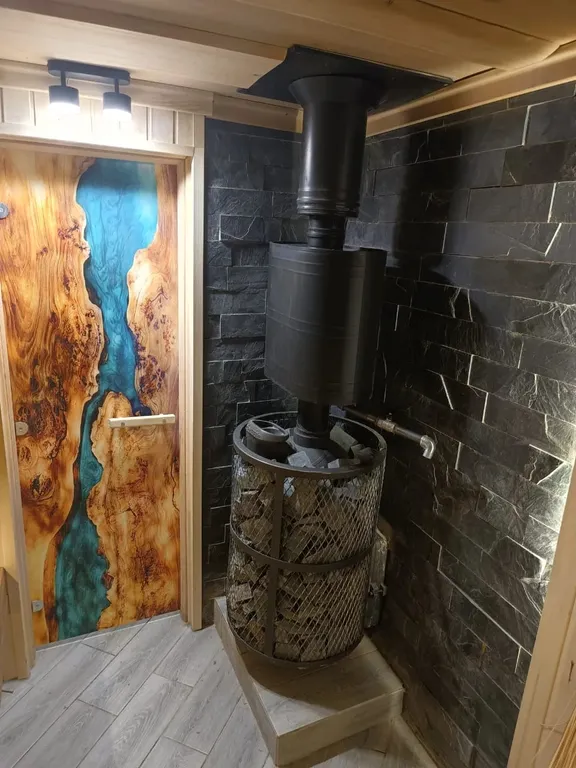 А-фрейм в лесу с баней из бревна липы и горячий чан