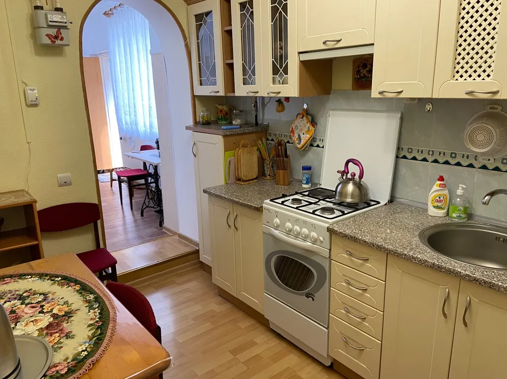 Дом с яблоневым садом на побережье