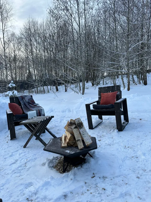 Дом на холме у леса