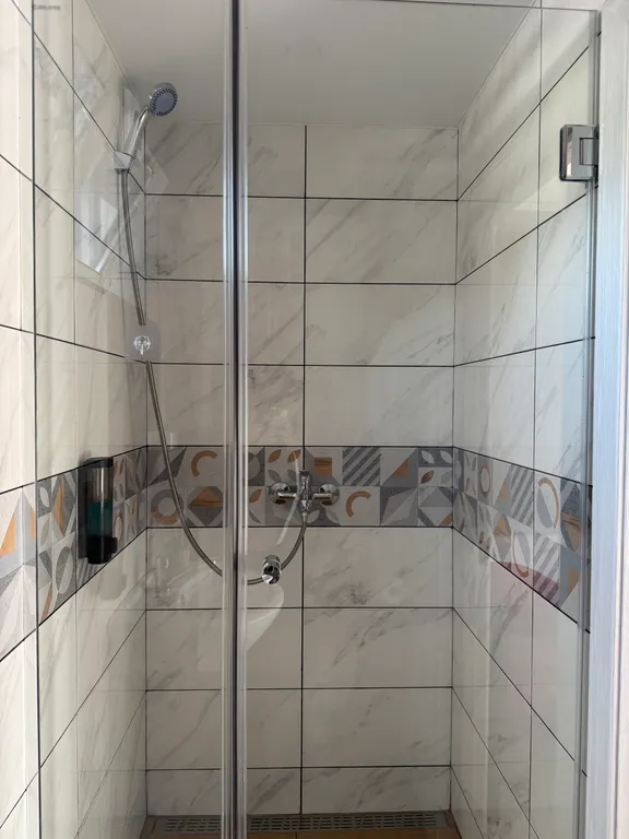 Отель рядом с аэропортом, трансфер бесплатный, стоянка и столовая рядом