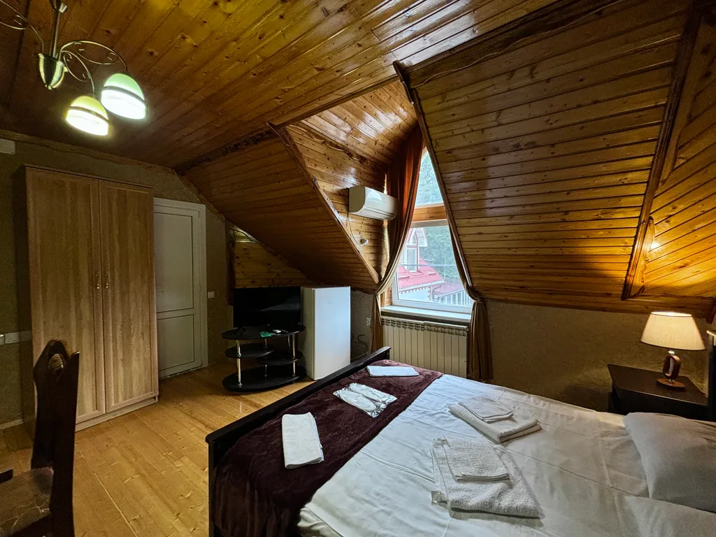 Семейный трёхместный деревянный, мансардный номер