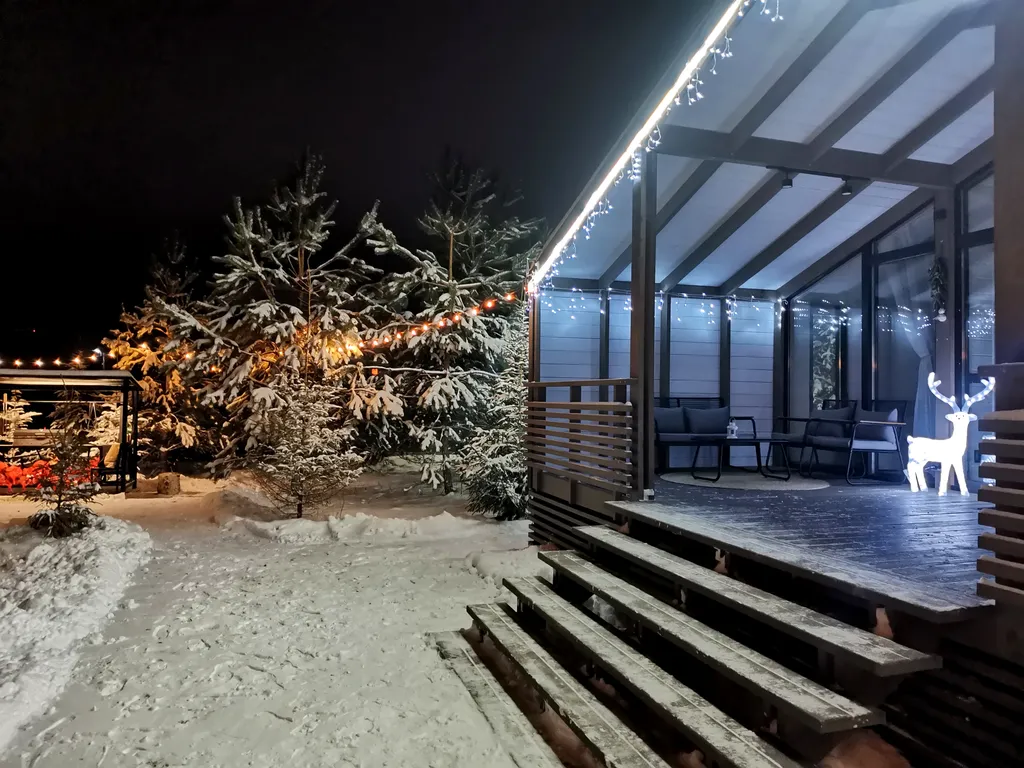 Панорамный дом в окружении леса на берегу водохранилища