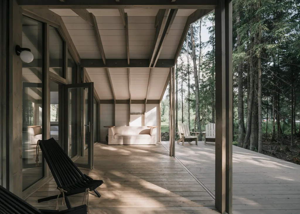 Загородный дом с террасой, баней и видом на лес