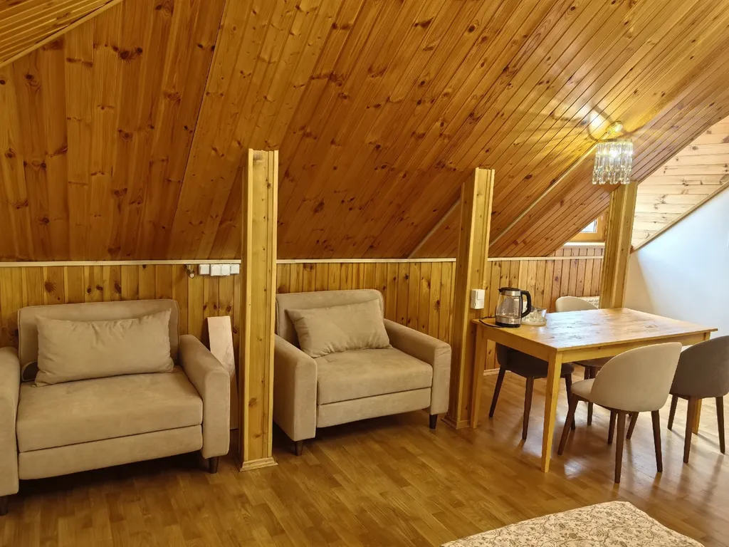 Четырехместный семейный номер с четырьмя кроватями в мансарде