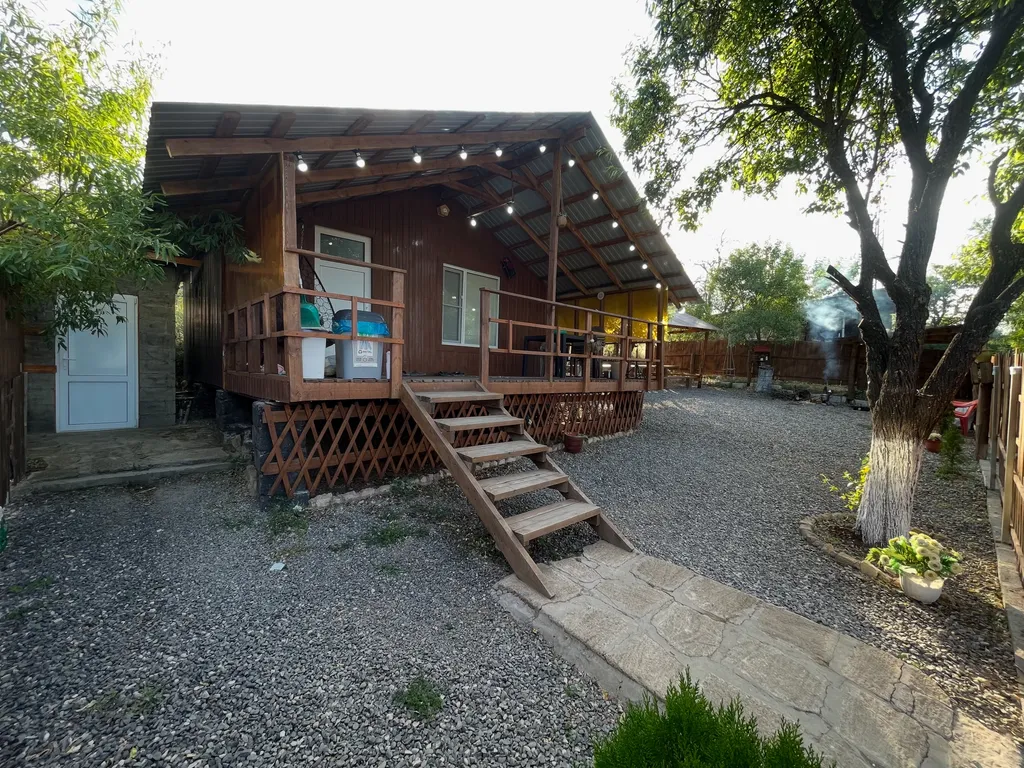 Уютный домик видом на город Дербент 5000 лет и на крепость Нарын-кала